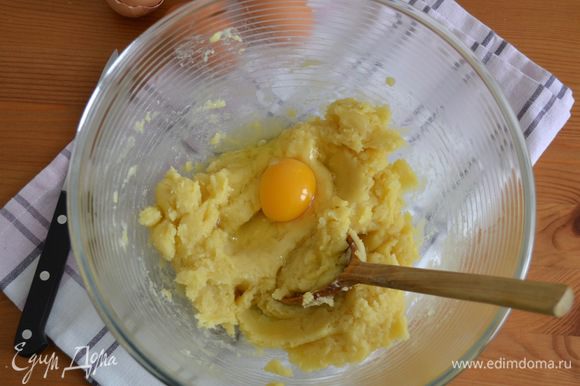 Снять тесто с огня и переложить в миску. Слегка остудить. Ввести по одному яйца (!). Важно тщательно вымешивать тесто до однородного состояния после добавления каждого яйца.