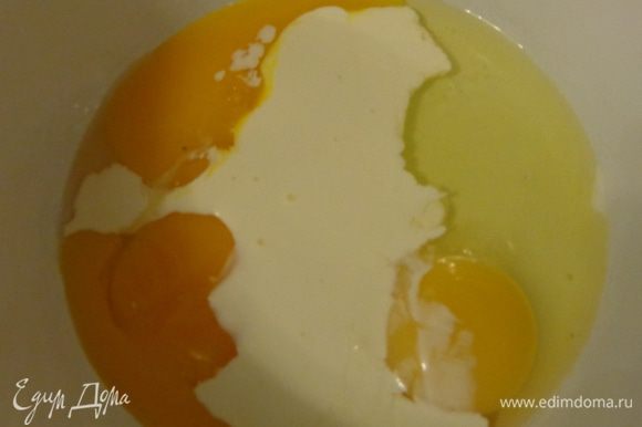 Отдельно взбить яйца со сливками и смешать их с сухими ингредиентами. В конце добавить расплавленный шоколад с маслом и какао. Хорошо перемешать лопаткой.