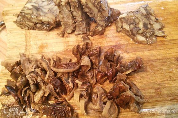 Нарежьте сухие грибы и шампиньоны (у меня замороженные лесные грибы).