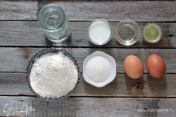 Молоко смешайте с водой, добавьте яйца, сахар, соль и минеральную воду. Отдельно просейте муку. В глубокой миске взбейте венчиком яйца с молоком, затем, не переставая взбивать, добавляйте небольшими порциями просеянную муку.