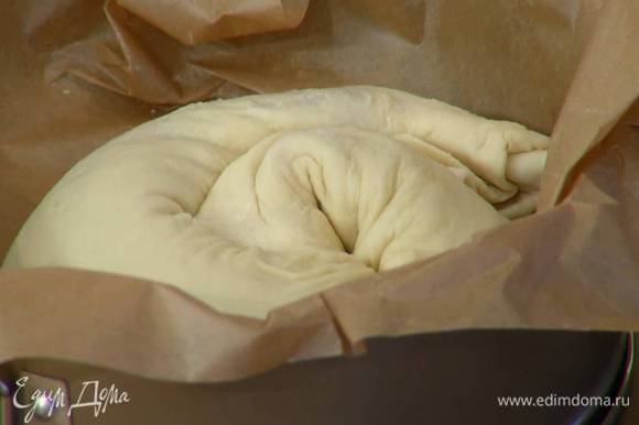Форму для выпечки выстелить пищевой бумагой, выложить тесто и смазать сверху оставшимся сливочным маслом. Выпекать пирог в разогретой духовке 15 минут.