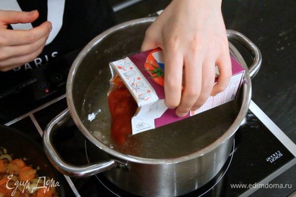 Затем в горячий бульон добавить томаты.