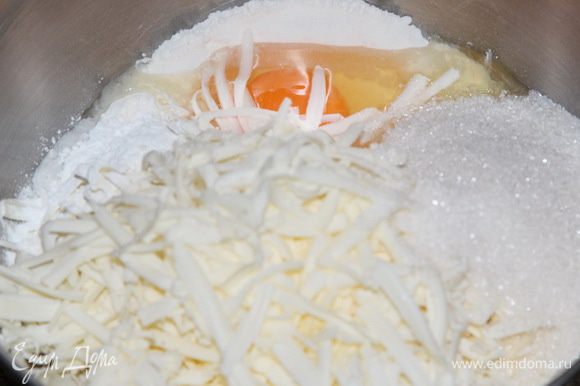 Отвешиваем муку, добавляем яйцо, сахар, соль, разрыхлитель, ванильную эссенцию. Охлажденное сливочное масло трем на крупную терку.