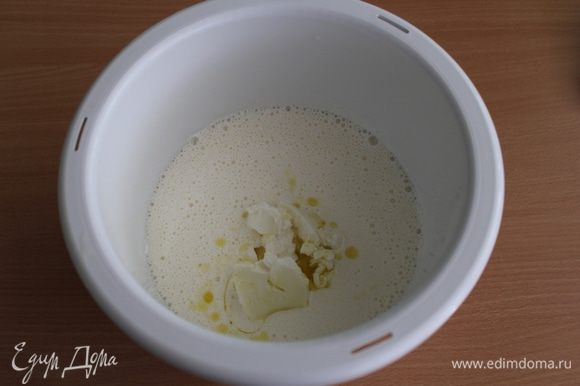 Взбить яйца с сахаром в пену, добавить мягкую рикотту и оливковое масло, и снова взбить
