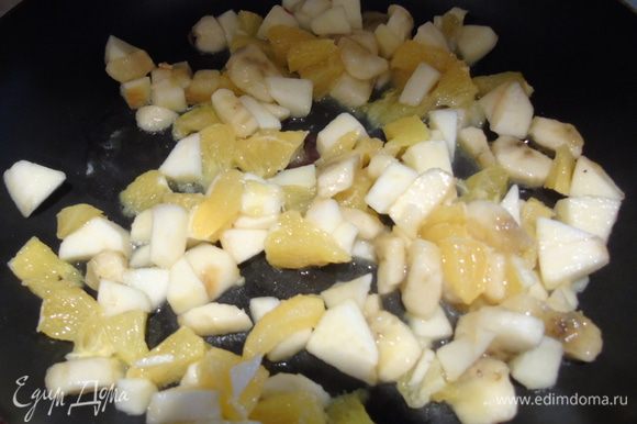 На сковороду выкладываем фрукты, предварительно слив сок, он нам пригодится чуть позже, и тушим на растительном масле на среднем огне, до мягкости яблок, но следите, чтоб они не превратились в кашу.
