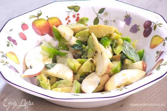 К капусте добавить яблоко, мяту, базилик и все перемешать. Выложить салат в тарелку и посыпать фундуком.
