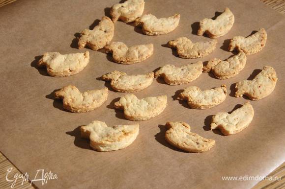 Выложить печенье на противень и выпекать в разогретой духовке 12‒15 минут.