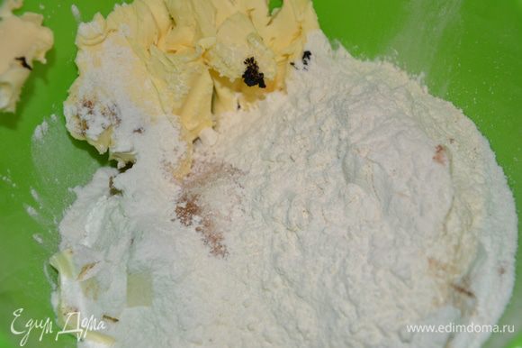 Песочное тесто с корицей: Смешайте нарезанное на кубики сливочное масло, сахар, корицу, муку и семена ванили.