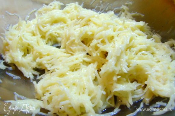 Картофель, берем крупный, очищаем и натираем на средней терке, добавляем 1 ст. л. муки, солим, перчим, перемешиваем.