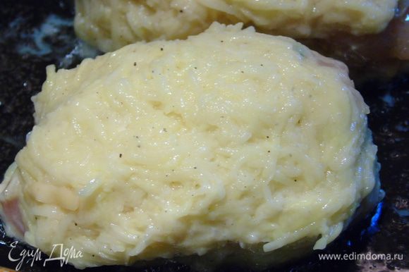 Затем раскладываем поверх котлеты картофель, прижимая руками. Картофель очень хорошо держится, и обжариваем на хорошо разогретой сковороде с добавлением растительного масла, с двух сторон до золотистости.