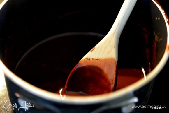 Шоколадные капли растопить с маслом, можно заменить на сливки.