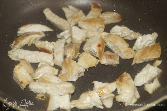 Куриное филе промыть, обсушить, натереть перцем и солью, нарезать кусочками и обжарить на растительном масле до золотистой корочки.