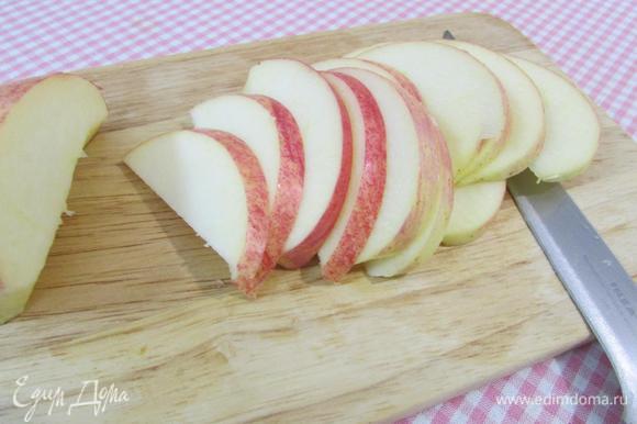 2 яблока порезать пластинками.