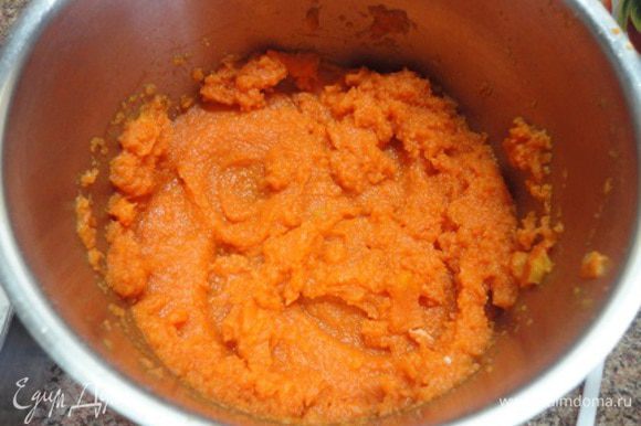 Из кастрюли с морковью слить воду и морковь пюрировать.
