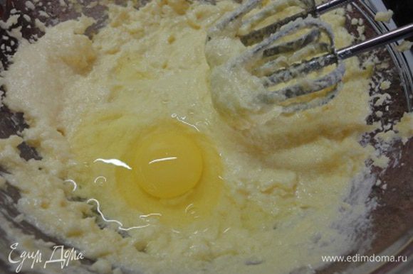 Размягченное сливочное масло взбить с сахаром и ванильным сахаром. Затем, продолжая взбивать, ввести по одному все яйца. Включить духовку для разогрева до 180°С.