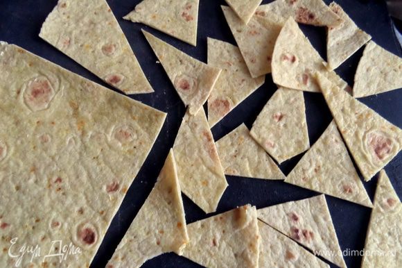 Для чипсов разрезать тортилью или лаваш на треугольники.