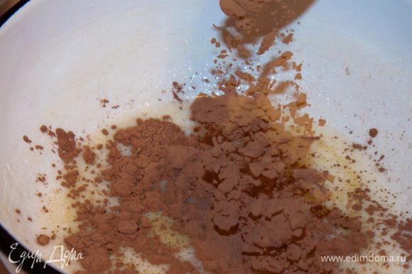 В однородную массу добавляем какао. На медленном огне доводим по кипения и, постоянно помешивая, кипятим 2-3 минуты.