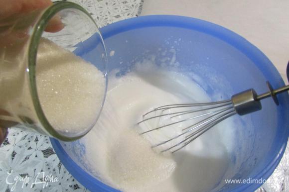 Накануне приготовить безе (можно купить готовое безе). Охлажденные белки взбить в крепкую пену. Затем постепенно ввести сахар, продолжая взбивать до устойчивых пиков.
