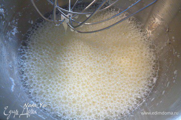 Вылить молоко в чашу миксера вместе с желтками, сахаром и солью и немного взбить. На поверхности появится масса пузырьков. Это один из секретов воздушности этих блинов.