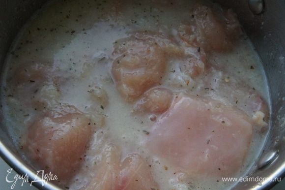Куриное филе промыть, нарезать кубиками и замариновать мясо. Оставить на 30 минут.