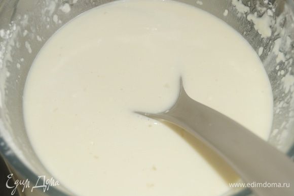 Для блинов в теплом молоке растворить соль и сахар, по одному добавить яйца и хорошо взбить. Влить масло, небольшими порциями всыпать муку, смешанную с разрыхлителем. Все хорошо взбить, чтобы не было комочков.