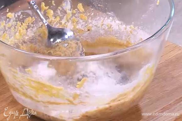 В масляно-сахарную массу небольшими порциями всыпать муку, влить ванильный экстракт и вымешать тесто ложкой.