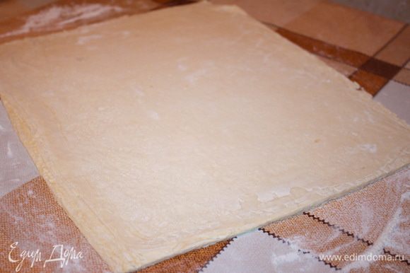 Слоенное тесто разморозить при комнатной температуре и раскатать толщиной 5 мм. Должен получиться прямоугольник 30х40 сантиметров, лишнее тесто обрезать и отложить в сторону.