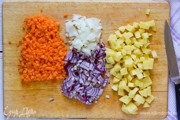 Лук, морковь и картофель, очистите. Лук нашинкуйте, морковь мелко нарежьте, картофель порежьте на кубики.