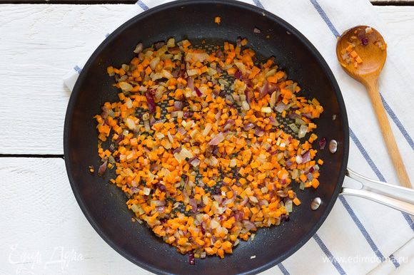 Разогрейте на сковороде растительное масло, выложите в него лук и обжарьте пару минут и добавьте морковь, пассеруйте до золотистой корочки.