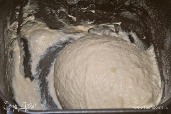 Смешиваем закваску с теплым картофельным отваром и загружаем ее в хлебопечку. Добавляем картофельное пюре, оливковое масло, сахар, соль. Взвешиваем пшеничную муку, но всю сразу не насыпаем, так как ее может уйти меньше или больше. Включаем хлебопечку на программу тесто, по окончании программы дать тесту постоять 1-2 часа до увеличения в 2 раза.
