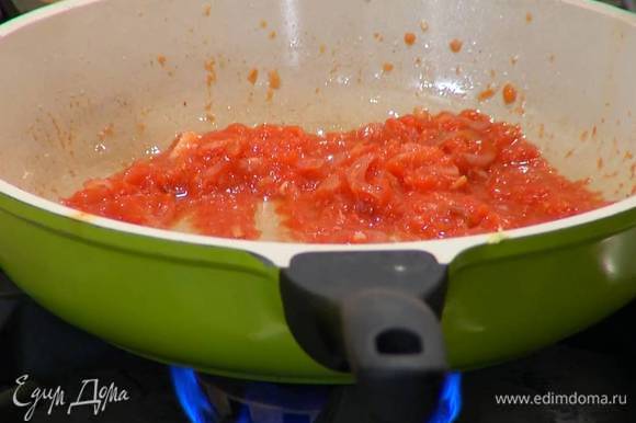 В сковороду с луком и чесноком добавить имбирь, протертые помидоры, все перемешать и довести до кипения.
