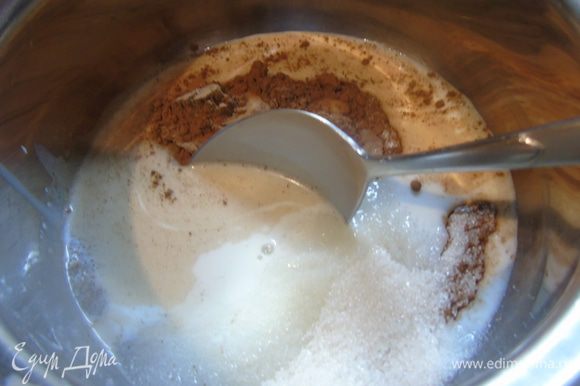 Для глазури в сотейнике смешиваем молоко, сахар и какао, ставим на маленький огонь и прогреваем, пока не растворится сахар, это почти до кипения.