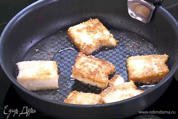 Разогреть в сковороде оливковое масло и обжарить тофу со всех сторон до золотистой корочки.
