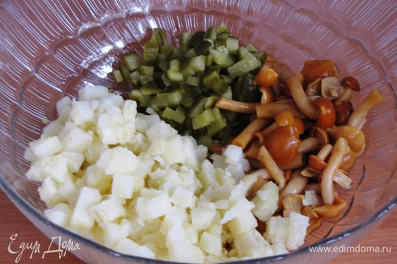 Салат с куриной печенью, картофелем, яйцом и майонезом