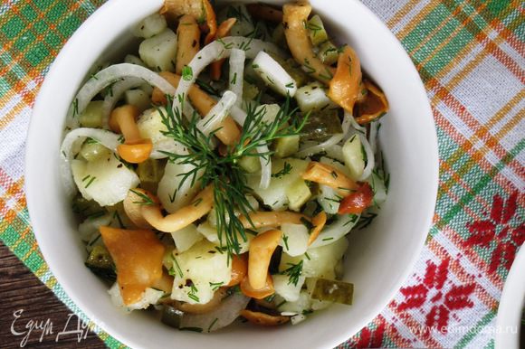 Картофельный салат с грибами и маринованным луком