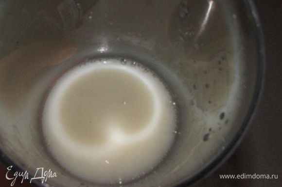 Смешать подогретое молоко с сахаром и ванилином в блендере в высоком стакане (молоко подогреть обязательно). Взбить немного. Используем режим турбо на вашем блендере.