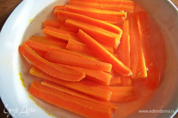 Перенести морковь в ледяную воду, лучше со льдом. Так она останется хрустящей!