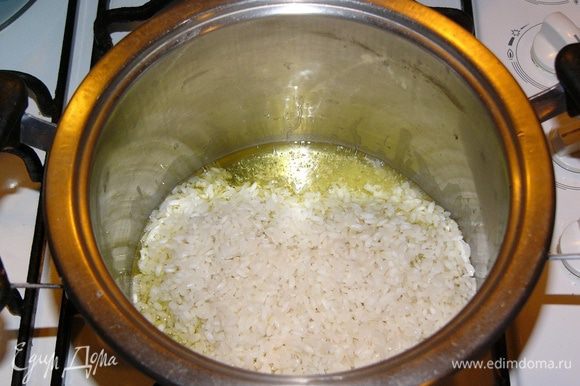 Берем кастрюльку с толстым дном или другую посуду, в которой вы обычно готовите рис. Добавляем растительное и сливочное масло. Сцеживаем рис и отваренный артишок. Слегка обжариваем рис в масле...