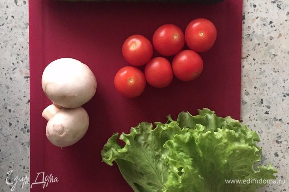 Подготовим овощи для сборки бургера. Для данного рецепта можно взять как помидоры черри, так и нарезанные тонкими ломтиками томаты, но в первом случае бургер будет смотреться более стильно:)