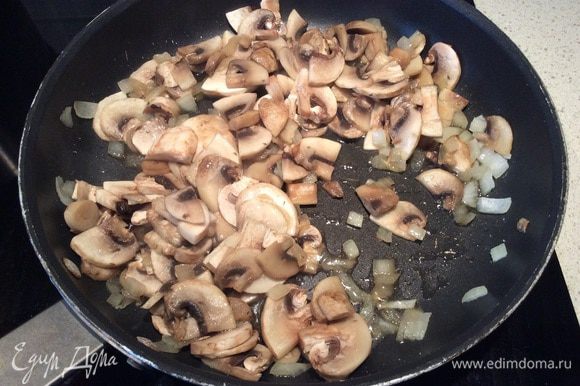 Во всем рецепте соль и перец по вкусу. Отвариваем гречку. Параллельно жарим грибы с луком. Соединяем.