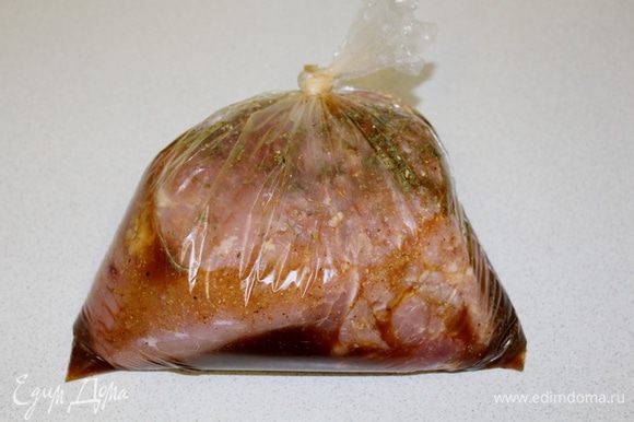 Мясо положить в пакет, залить маринадом, выпустить лишний воздух, завязать пакет и оставить в холоде на 24 часа (пару раз переверните пакет).