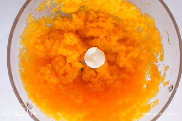 Тыкву, желток, цедру и сок апельсина, молоко, мед (можно заменить на кленовый сироп), специи: корицу и имбирь измельчить в блендере до состоянию пюре.