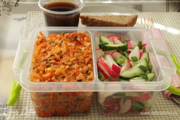 Подавать с любым овощным салатом. Если вы решили взять с собой на работу или на дачу, перекладываем в контейнер салат и закуску. Приятного вам аппетита!