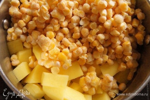 Картофель почистить и нарезать кубиками. Добавить к луку с чесноком картофель и кукурузу (размораживать не нужно). Дать им подружиться пару минут.
