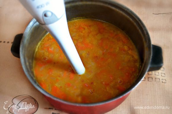 С помощью погружного блендера измельчите содержимое супа до однородности. Снова поставьте на огонь, доведите до кипения и проварите 2 мин.