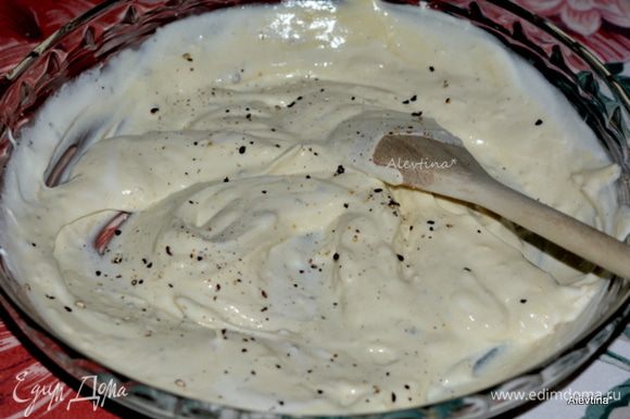 Смешать в блюде йогурт греческий натуральный, сыр протертый, горчицу, черный перец. Отложить 2 -3 ст.л в небольшую емкость.