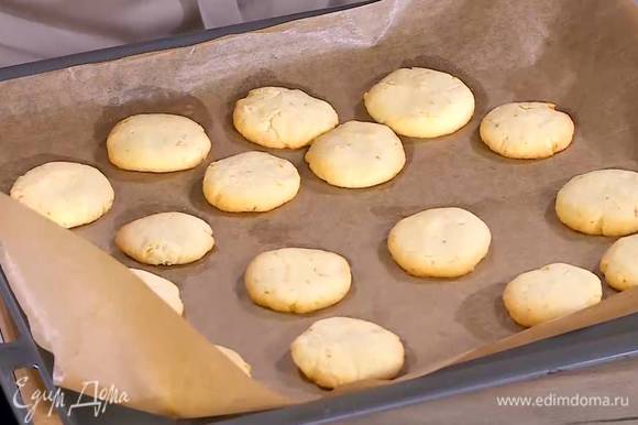 Выпекать печенье в разогретой духовке 10–12 минут.