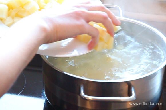 Высыпаем картофель в горячую воду. Мне пришлось отлить немного воды. Так как нужно место для остальных ингредиентов. Если у вас кастрюля большего объёма – воду можете не отливать.