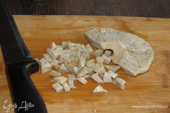 Соленые грибы мелко нарезать.