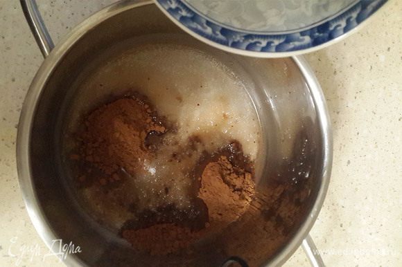 Сварить глазурь. В кастрюльке растопить сахар, добавить какао, масло, воду.